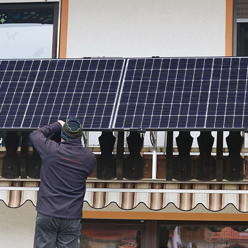 Pv Reinigung an Hochhauswand